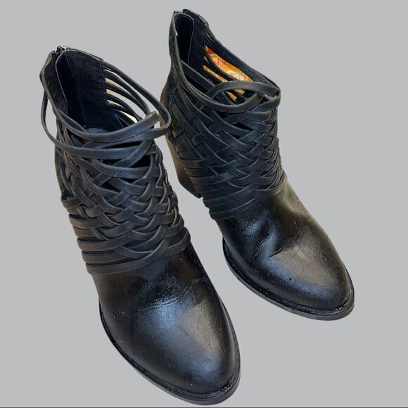 Mossimo very nice barely used condition black strappy crossed ankle boots! - Picture 10 of 12